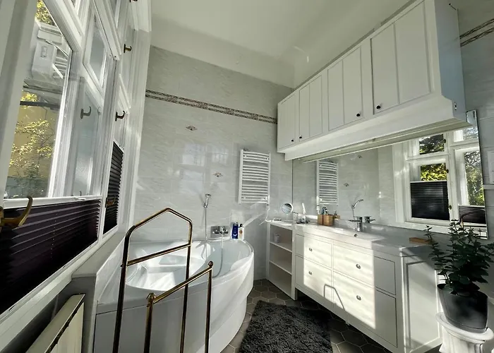 Hillside Luxury With Free Garage *
