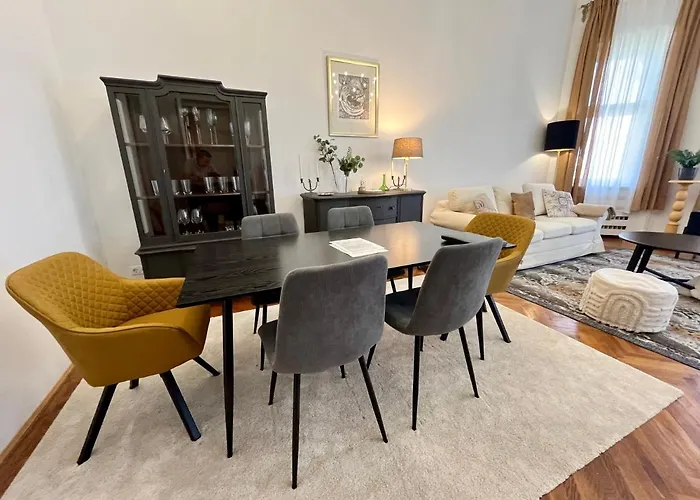 Hillside Luxury With Free Garage Apartament *