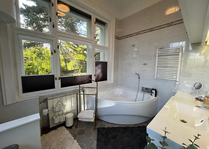 Hillside Luxury With Free Garage *