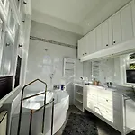 Hillside Luxury With Free Garage *