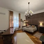 Hillside Luxury With Free Garage