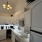 Hillside Luxury With Free Garage Apartmán