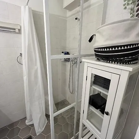 Hillside Luxury With Free Garage