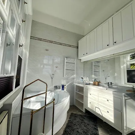 Hillside Luxury With Free Garage *