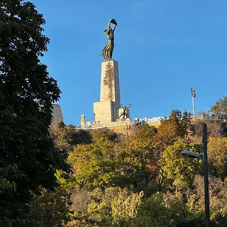 Hillside Luxury With Free Garage *