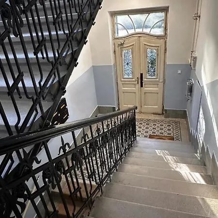 Hillside Luxury With Free Garage