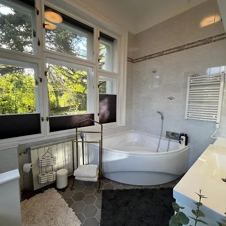 Hillside Luxury With Free Garage *