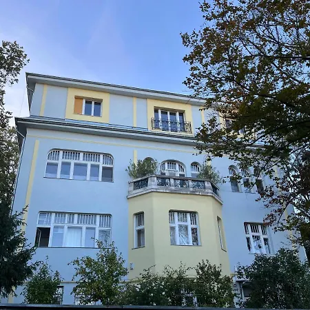 Hillside Luxury With Free Garage *