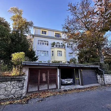 Hillside Luxury With Free Garage Appartement
