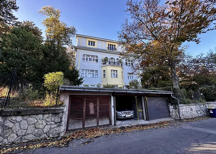 Hillside Luxury With Free Garage דירה