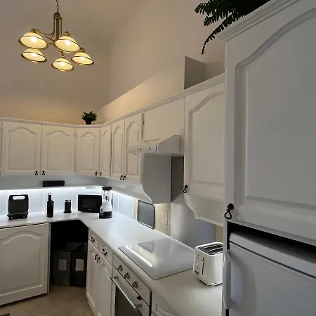 Hillside Luxury With Free Garage Appartement