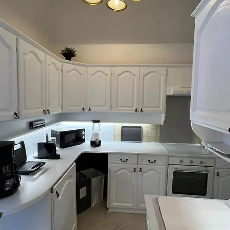 Hillside Luxury With Free Garage Appartement